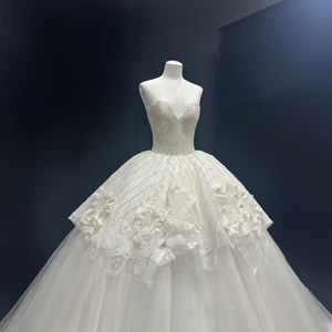 Robe de mariée moderne NT72 style princesse avec traîne chapelle, en tulle, appliques de cristaux et fleurs en dentelle, coupe princesse - Product Image 3