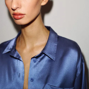 Elegante Camisa Azul Satinada de Manga Larga para Mujer, Cuello Camisero, Cierre de Botones, Color Sólido Suave, para Todas las Temporadas - Product Image 3