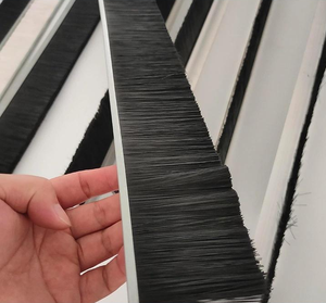 <span class=keywords><strong>Brosse</strong></span> d'étanchéité inférieure pour portes en <span class=keywords><strong>profil</strong></span>és d'aluminium <span class=keywords><strong>de</strong></span> forme HYT, taille personnalisée - Product Image 5