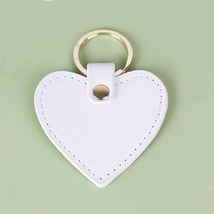 Porte-clés en cuir en forme de cœur créatif et mignon, breloques pour sacs à main, pendentifs pour filles, petit cadeau - Product Image 6