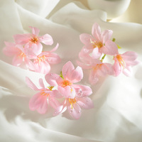 Susunan Bunga Lily Tiga Cabang Simulasi Tinggi dengan Efek Embun, Latar Belakang Pernikahan, Rangkaian Bunga Sutra, Hiasan Kepala Bunga Lily Buatan dengan Efek Embun