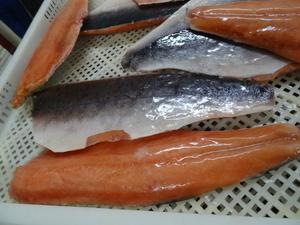 Diretto dal fornitore della cina globale all'ingrosso <span class=keywords><strong>confezionato</strong></span> di <span class=keywords><strong>salmone</strong></span> rosa congelato filetto di pesce acqua conservato frutti di mare di alta qualità - Product Image 2