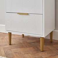Commode élégante en bois blanc avec miroir relevable et tiroirs à façades sculptées pour chambre à coucher