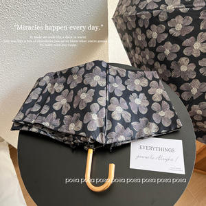 Ombrello Pieghevole a Tre Sezioni di Alta Qualità con Motivo Floreale Nero, Protezione Solare, per Donne, Uso Doppio Sole e Pioggia - Product Image 4