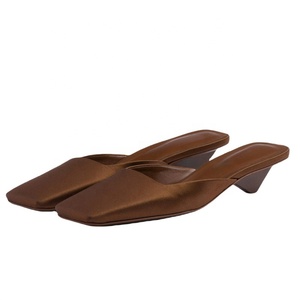 Chaussons en soie douce pour femmes, talons bas triangulaires, style français, sandales à bout carré, couleurs personnalisées, chaussures élégantes d'été - Product Image 4