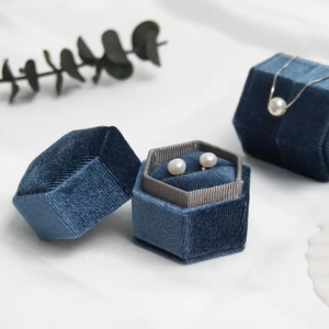 صندوق مجوهرات سداسي الشكل مخصص بشعار العلامة التجارية للهدايا الصغيرة في حفلات الزفاف، صندوق خواتم مخملي وردي بالجملة - Product Image 2