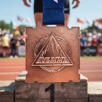 Médaille personnalisée carrée en alliage de zinc rose, gravée au laser avec le logo AVLMMA Mountain, durable, pour les sports de combat et les compétitions.