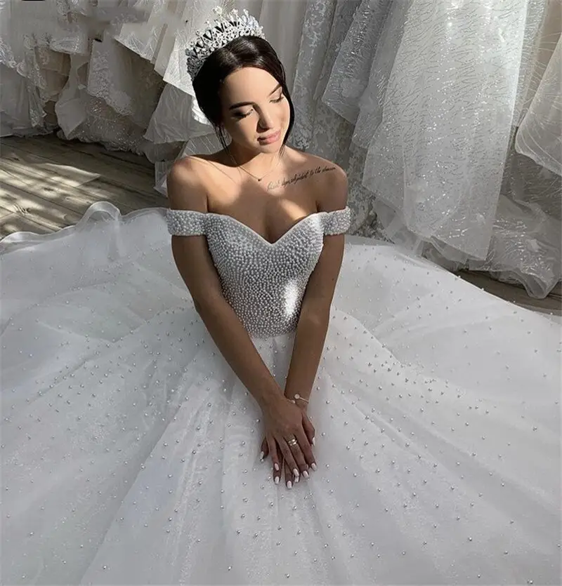 Свадебное платье от производителя поставляет 2022 популярное белое кружевное бальное платье с V-образным вырезом и бусинами на плечах с белым шлейфом в стиле бохо свадебное платье