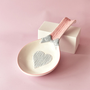 Soporte de cuchara de cerámica al por mayor, soporte de cuchara de porcelana de corazón rosa para el hogar, palillos de cerámica para Cocina - Product Image 4