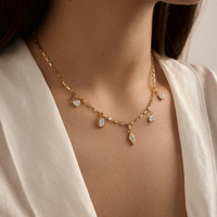 Ensemble collier et bracelet avec pendentif géométrique en acier inoxydable plaqué or 18 carats et zirconiums cubiques, hypoallergénique, délicat et minimaliste, pour femmes.