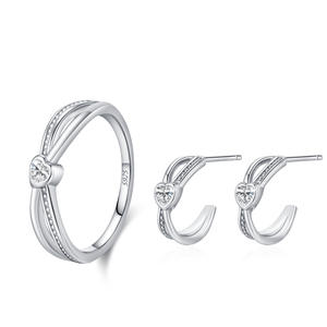 Un delicado conjunto de joyas en forma de corazón, elaborado en plata de ley S925, con un diseño dulce y único para un toque de ceremonia. - Product Image 1