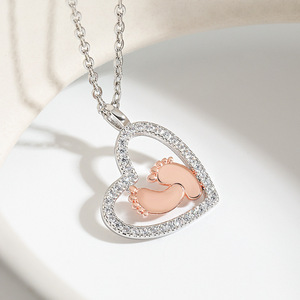 2024 regalos del Día de la madre amor huellas bebé amor huellas color separación corazón zirconia Collar para mujeres a <span class=keywords><strong>mi</strong></span> hija - Product Image 3