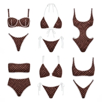 Badpakken met contrasterende bies, gerecyclede stof, op maat gemaakte hardware en polkadotprint voor dames. Maak je eigen badpak.