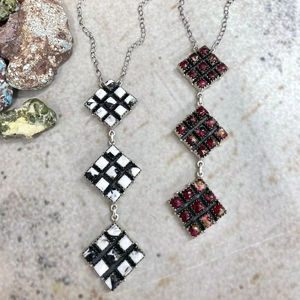 สร้อยคอหินธรรมชาติชุบทองคำแท้ทำมือ รูปดอกดาห์เลียสีขาว สำหรับวันครบรอบ - Product Image 1