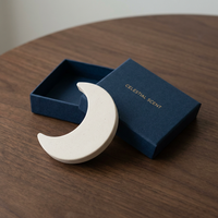 Diffuseur d'ambiance suspendu en céramique poreuse et microporeuse, design nordique, forme croissant de lune, avec cordon en cuir, minimaliste, pour armoire