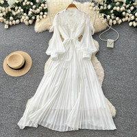 Robe longue plissée élégante pour femme WIWT, en dentelle blanche avec empiècements, col montant, manches lanternes, ceinture, coupe trapèze, décontractée, style maxi