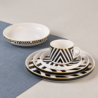 Service de table en porcelaine fine noire et blanche, motif géométrique audacieux, avec bordure dorée, vaisselle de luxe personnalisée