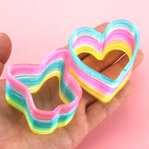 Anillos para el cabello con forma de estrella y corazón arcoíris, 6,3x6,5 cm, plástico brillante, multifunción, uso diario - Product Image 1