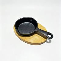 Poêle en fonte à poignée unique antiadhésive compatible induction avec base en bois pour saisir les steaks, cuisson à domicile et en restaurant