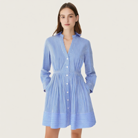 Robe mini femme personnalisée en gros, bleue et blanche à rayures, col chemise, manches longues, boutonnée sur le devant, ceinturée, poches latérales, coupe évasée