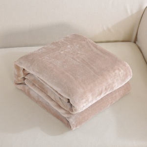 FY vente en gros Queen King Size solide chameau flanelle polaire couverture Logo doux jeter en peluche pliable pelucheux caractéristiques couvertures bon marché - Product Image 1