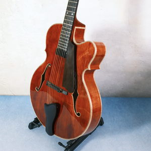 Guitarra eléctrica Yunzhi hecha a mano estilo violín <span class=keywords><strong>jazz</strong></span>, archtop de cuerpo hueco, arce flameado, para actuaciones, con cutaway de estilo antiguo - Product Image 1