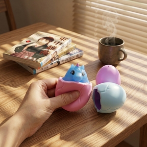 Jouet anti-stress souple en TPR en forme d'œuf de licorne à remontée lente, à presser et à ventouse, pour Pâques, soulagement du stress et décompression, jouet apaisant - Product Image 3