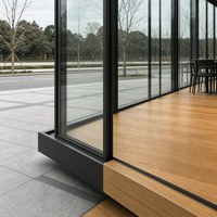 Maison mobile à deux niveaux avec structure en acier, façade contemporaine, balcon et portes vitrées pleine hauteur