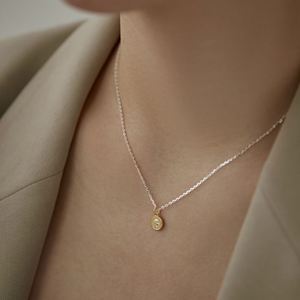 สร้อยคอจี้รูปวงกลมประดับรูปคน ดีไซน์มินิมอล ดีแลม โน โมค เครื่องประดับสำหรับใช้ทุกวันสำหรับผู้หญิง เงินแท้ S925 ชุบทอง 18K - Product Image 3