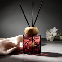 Bouteille diffuseur en verre taillé à facettes de 100 ml en gros avec bouchon en bois et bâtonnets en fibre, logo personnalisé, couleur peinte pour parfum d'ambiance