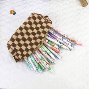 Estuche de Lápices Portátil a Cuadros para Mujer, Bolsa de Maquillaje Pequeña a Cuadros, Bolsa de Aseo con Tela Suave, Combinación de Colores Blanco y Verde - Product Image 6