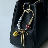 Trendiger Game-Day Perlen-D-Karabiner-Schlüsselanhänger, handgemachte Buchstabenperlen, Fußball-Anhänger, Taschenanhänger, Sportfan-Geschenk, Rugby-Schlüsselring