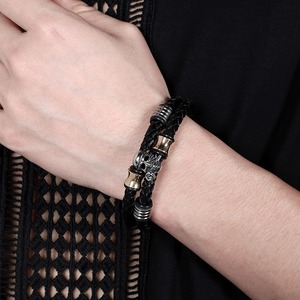 Vente en gros <span class=keywords><strong>de</strong></span> bracelets <span class=keywords><strong>de</strong></span> <span class=keywords><strong>marque</strong></span> <span class=keywords><strong>de</strong></span> <span class=keywords><strong>luxe</strong></span> pour hommes, bijoux avec breloque crâne et bracelets à boucle magnétique - Product Image 4