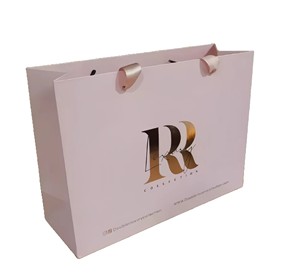 Bolsa <span class=keywords><strong>de</strong></span> <span class=keywords><strong>Papel</strong></span> Blanca con Logotipo Personalizado en Dorado, Asa <span class=keywords><strong>de</strong></span> Listón <span class=keywords><strong>de</strong></span> Lujo, Bolsa <span class=keywords><strong>de</strong></span> Regalo <span class=keywords><strong>de</strong></span> Alta Gama para Marcas <span class=keywords><strong>de</strong></span> Ropa al <span class=keywords><strong>por</strong></span> <span class=keywords><strong>Mayor</strong></span> - Product Image 1