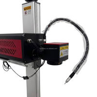 Imprimante laser UV CO2 à fibre volante haute précision anti-contrefaçon DWG pour le marquage de codes de suivi de la production d'accessoires pour conduites d'eau et de véhicules électriques