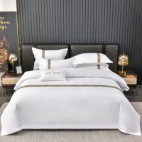 Ensemble de literie d'hôtel OEM ODM blanc avec bordure jacquard dorée brodée, vente en gros, ensembles de housses de couette en satin de coton à haute densité de fils