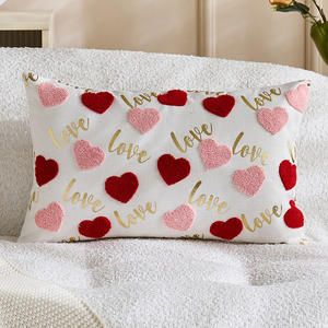 Housse de coussin moderne en tissu brodé en forme de cœur rouge pour la Saint-Valentin - Product Image 5
