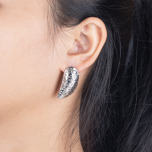 Boucles d'oreilles en acier inoxydable plaqué or 18 carats à la mode Boucles d'oreilles hypoallergéniques à texture géométrique irrégulière Bijoux pour femmes - Product Image 2