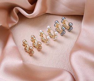 Nouvelles Boucles d'Oreilles Géométriques Élégantes en Zircon Cubique Gris Plaqué Or 18K – Bijou Tendance et Résistant pour Elle - Product Image 2