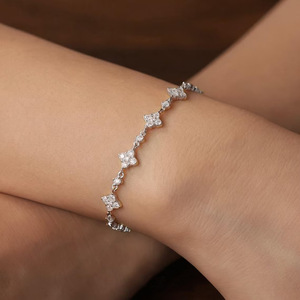 สร้อยข้อมือโมอิสซาไนต์ VVS1 สี D รับรองโดย GRA รูปใบโคลเวอร์สี่แฉก ปรับขนาดได้ ทอง 14K ชุบทองแดง สำหรับผู้หญิง - Product Image 1
