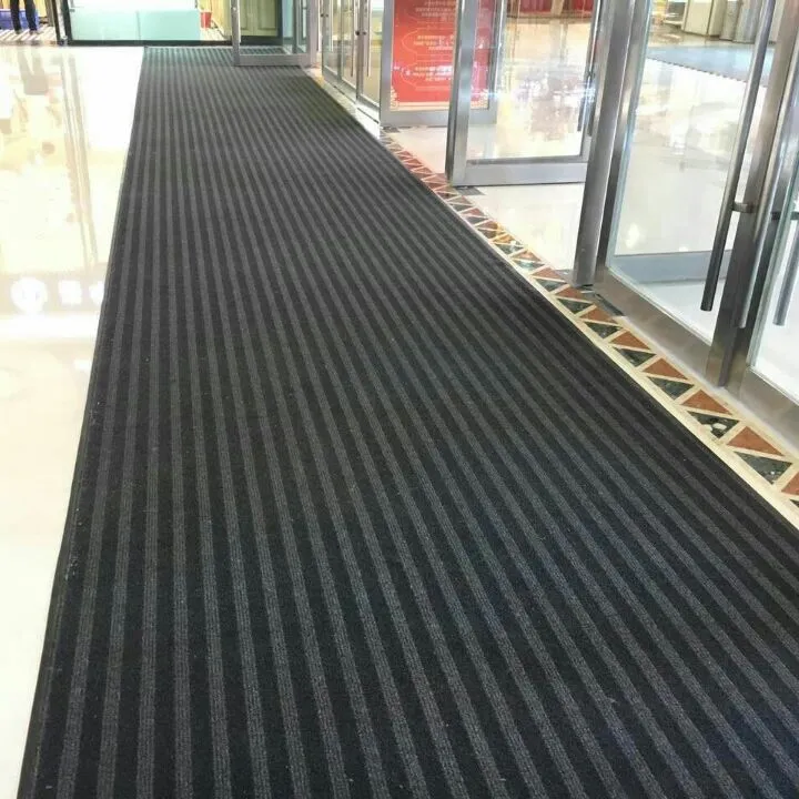 100% 나일론 카펫 Pvc 바닥 도어 매트 미끄럼 방지 흡수 넓은 스트라이프 입구 매트