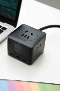 Regleta de alimentación 2 en 1 con medidor de potencia, 2xUSB C 1xUSB a 67W PD Carga rápida + Salida de CA, Centro de carga de escritorio con monitor de alimentación - Product Image 3