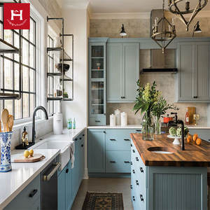 HAPPY HOUSES Ensemble d'armoires de <span class=keywords><strong>cuisine</strong></span> en bois massif de style farmhouse américain avec îlot, armoire <span class=keywords><strong>bleu</strong></span> clair personnalisée pour villa - Product Image 2