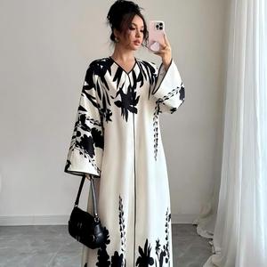 Abito Elegante Personalizzato Bianco e Nero con Stampa Floreale Digitale, Lungo fino al Pavimento, in Raso con Vita Naturale, Vestito Ampio per Donne - Product Image 2