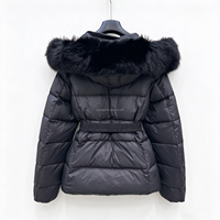 Doudoune cintrée avec col et capuche en fourrure - le manteau léger et chaud indispensable pour les femmes aux silhouettes affinées