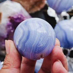 Esfera de Ágata Azul Natural Pulida en Venta, Bola de Cristal de Ágata Azul Natural - Product Image 2