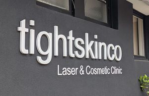 Enseigne publicitaire de porte de bureau multicolore en acier inoxydable avec lettres en résine dorée titane rétroéclairées miniatures avec logo personnalisé - Product Image 5