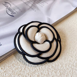 Bijoux de mode, broches et épingles de créateur blanches et noires - Product Image 4