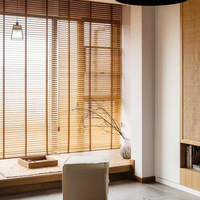 Volets en bois, élégance médiévale, lattes renforcées, accent d'intérieur luxueux