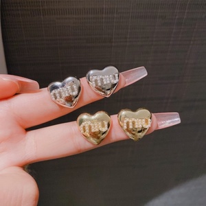 Boucles <span class=keywords><strong>d</strong></span>'oreilles pendantes en forme de cœur avec perles, style français tendance Miu, en alliage <span class=keywords><strong>d</strong></span>'<span class=keywords><strong>argent</strong></span> électroplaqué pour femmes - Product Image 2